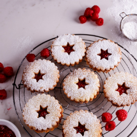 Butter cookies with quick raspberry jam