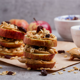 APPLE, GRANOLA & PEANUT BUTTER SANWICHES