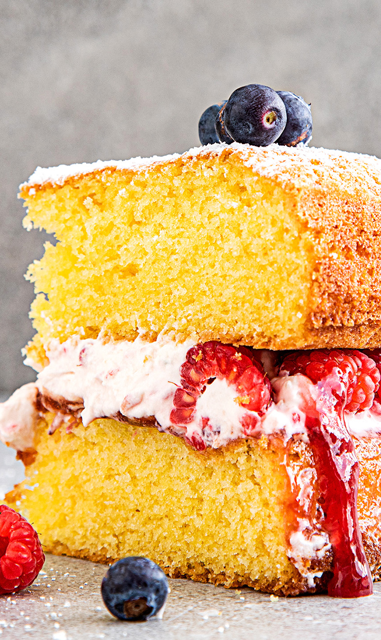 This Victorian sponge cake with berries is just divine