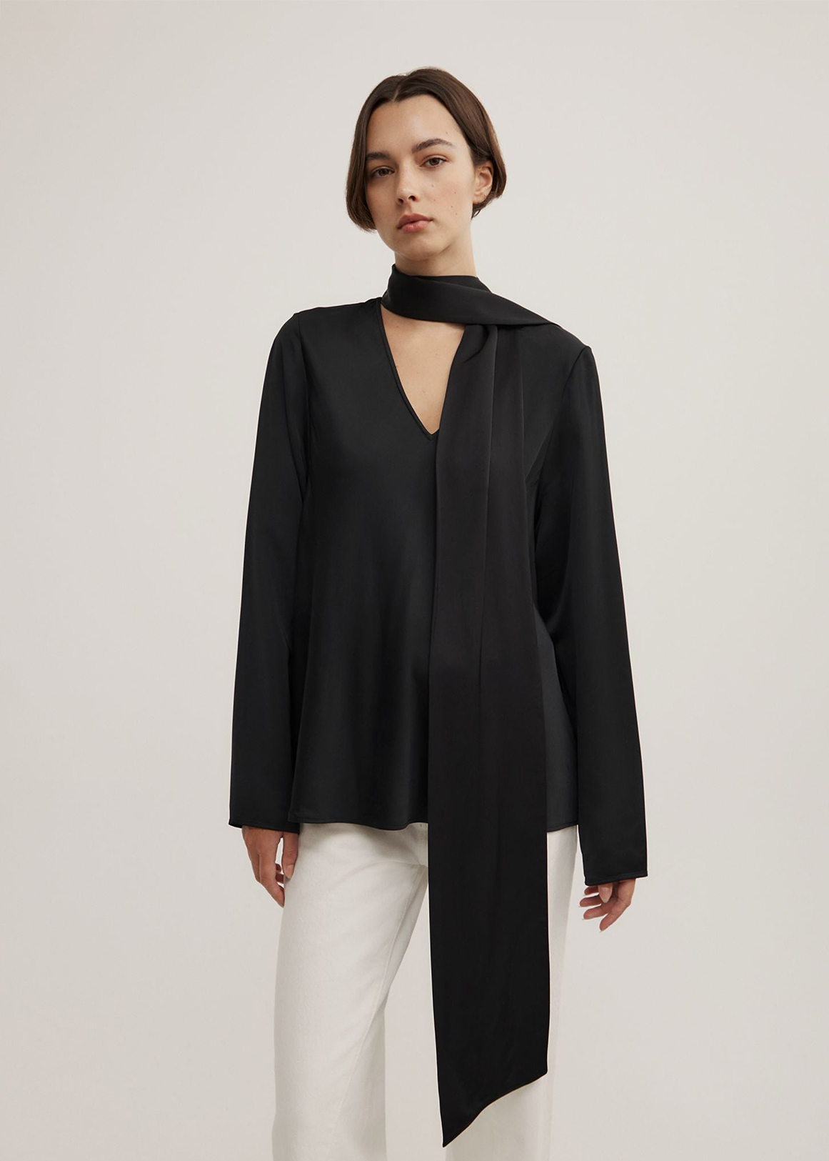 トップス shinyaofficial Lacus blackwoolsilkserge Long Sleeve V-Neck Scarf Top | Woolworths.co.za